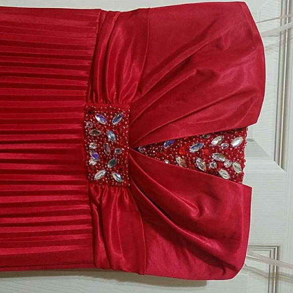 Dresses - Picture 2 of 4